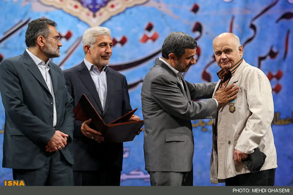 عکس/ مدالی که احمدی نژاد به اکبر عبدی داد