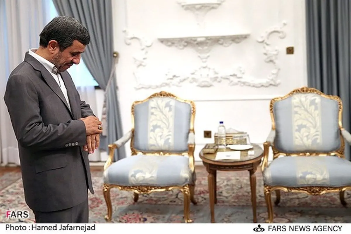 عکس/ انتظار کشیدن از نوع احمدی‌نژاد