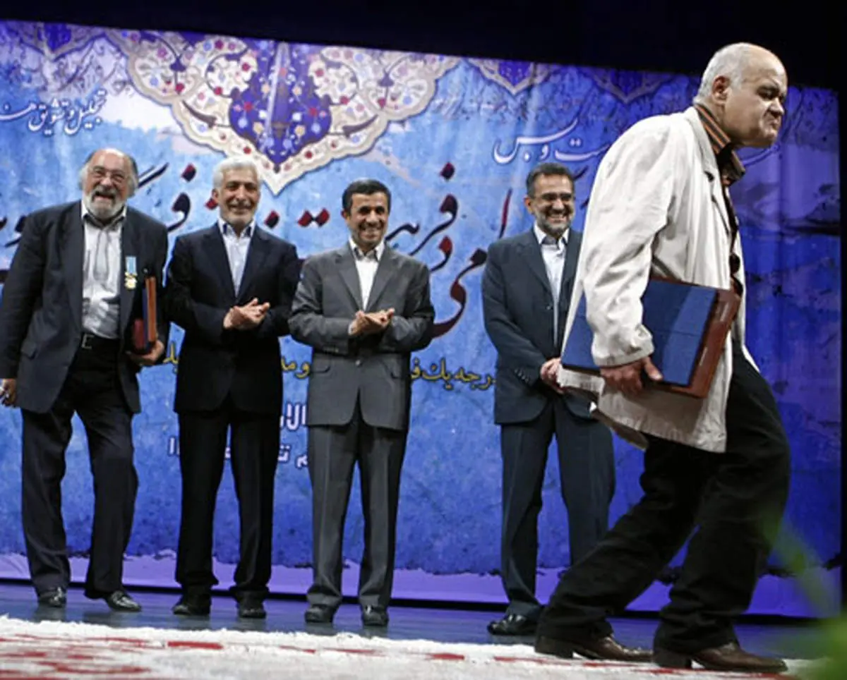 عکس/ شوخی اکبرعبدی مقابل احمدی‌نژاد