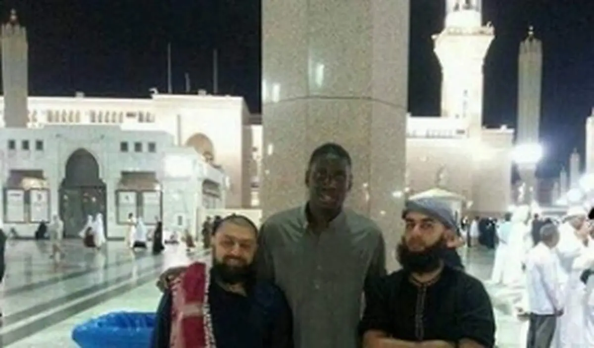 سجده شکر مهاجم چلسی در مسجد پیامبر(ص)+عکس