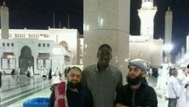 سجده شکر مهاجم چلسی در مسجد پیامبر(ص)+عکس