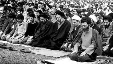 عکس/اقتدای شهید بهشتی به آیت‌الله خامنه‌ای