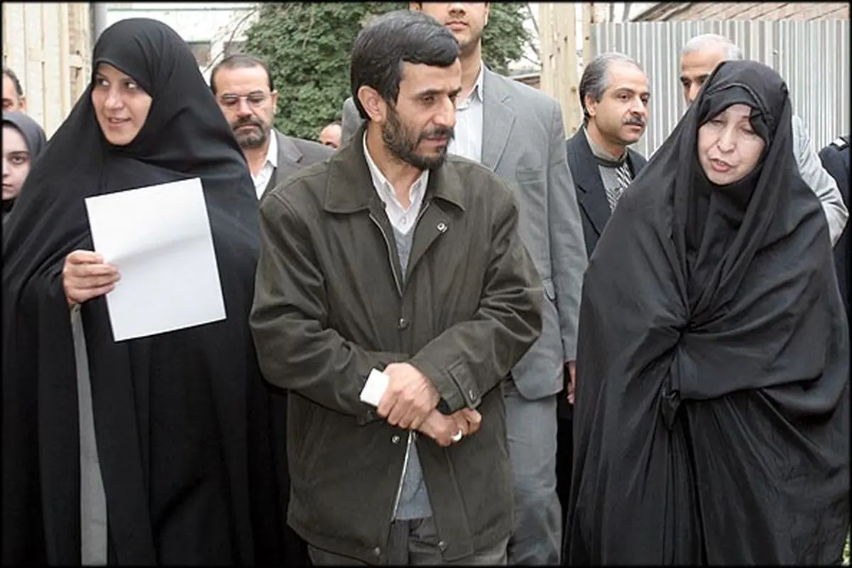 عکس: دیدار احمدی نژاد و  زهرا رهنورد (1382)