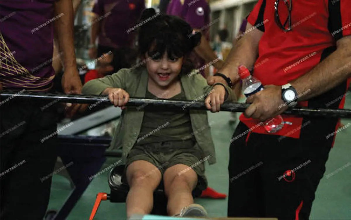 عکس/ وقتی دختر دایی وزنه می زند