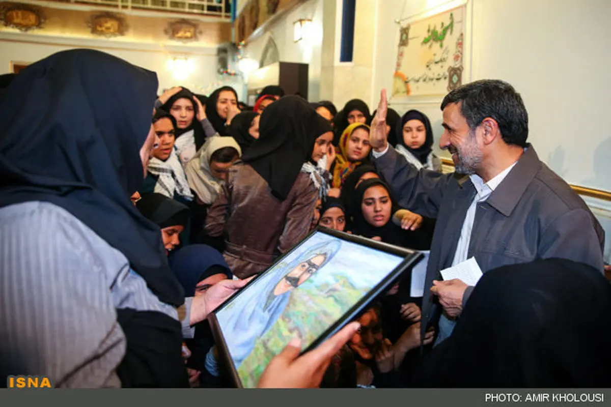 عکس/ تابلوی جالبی که این زن به احمدی نژاد داد!