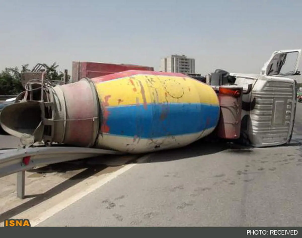 واژگونی میکسر با 15 تن بتون در بزرگراه نیایش