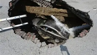 سقوط خودرو درون حفره‌ای بزرگ+عکس