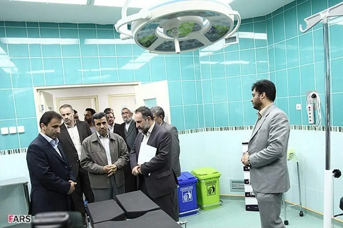 عکس/ احمدی نژاد در اتاق عمل