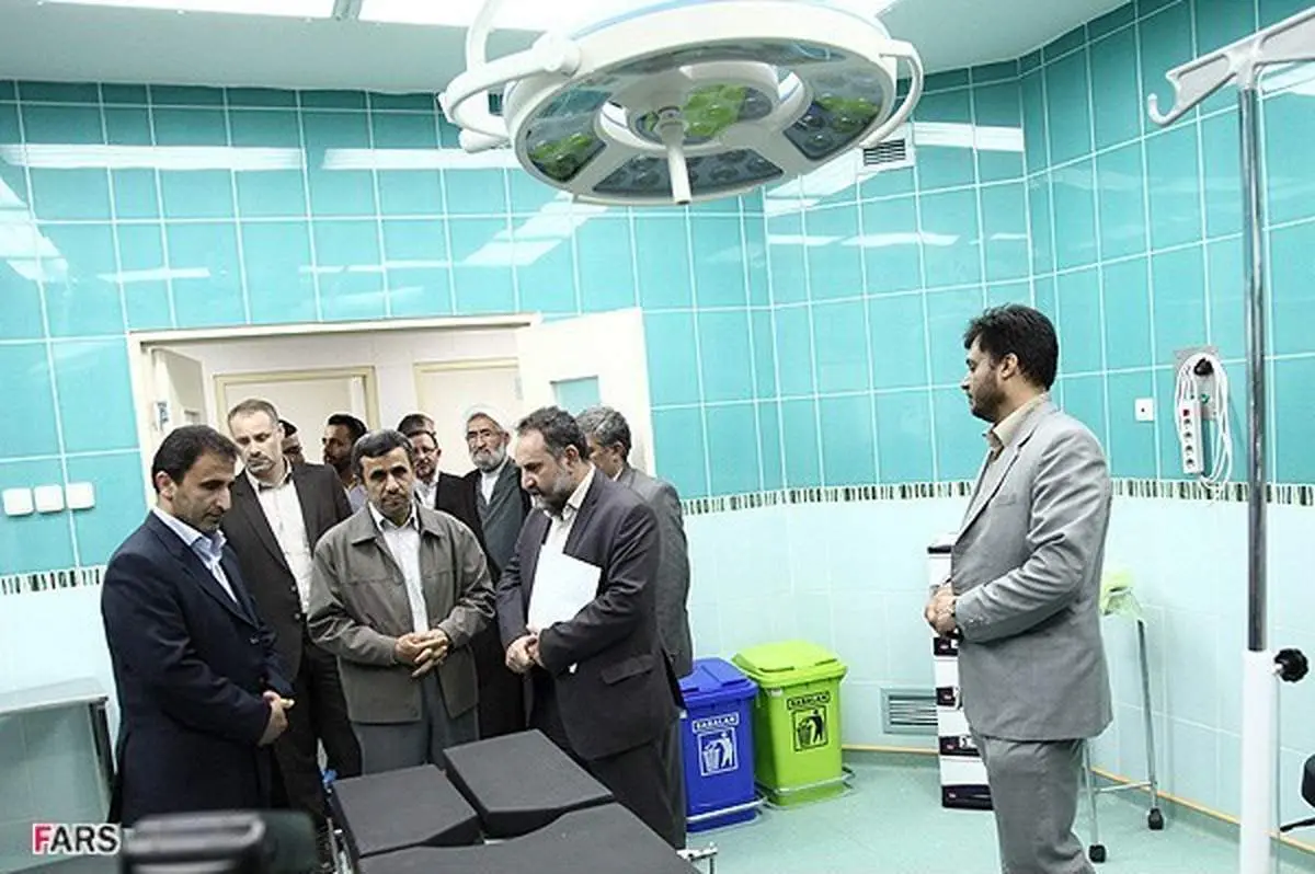 عکس/ احمدی نژاد در اتاق عمل