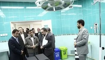 عکس/ احمدی نژاد در اتاق عمل