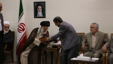 عکس/ هدیه رهبر انقلاب به احمدی‌نژاد