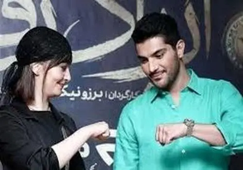 تصویری از سینا مهراد بر سر مزار امین تارخ