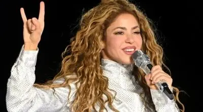 شکیرا روی صحنه زمین خورد و مصدوم شد