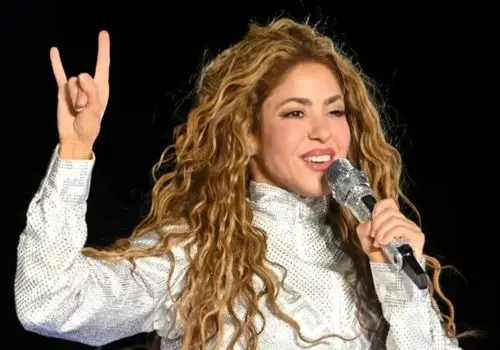 شکیرا روی صحنه زمین خورد و مصدوم شد