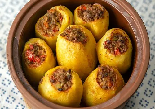 طرز تهیه دلمه سیب‌زمینی شکم‌پر؛ غذایی ساده و خوش‌طعم

