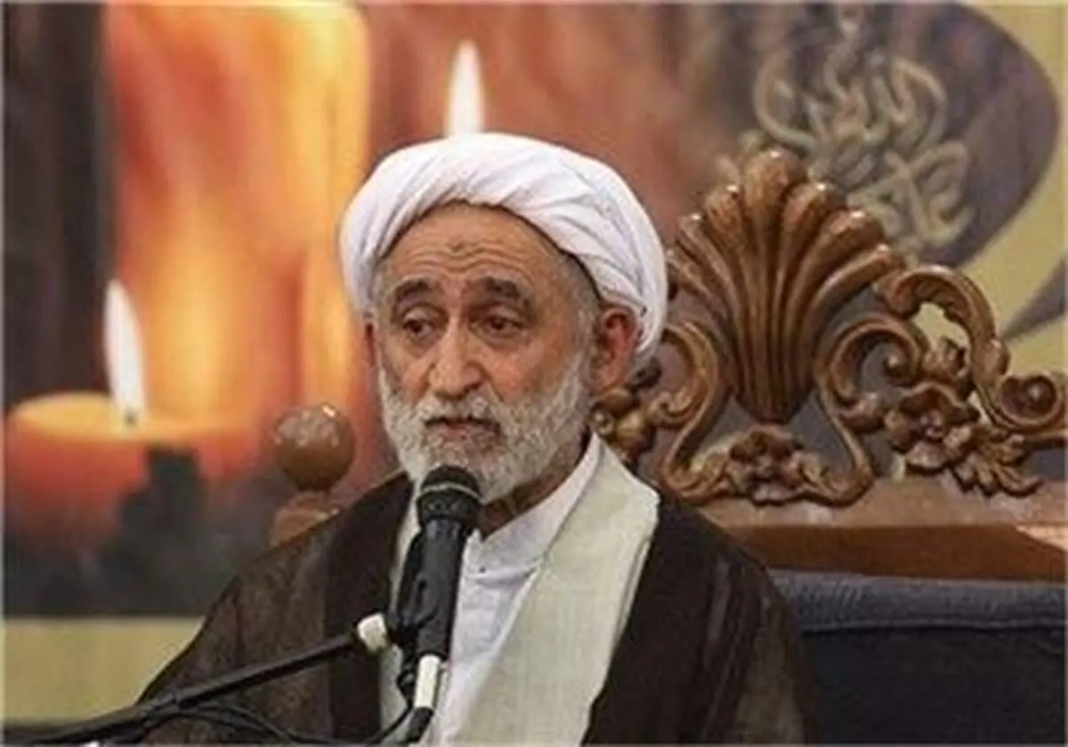 آیت الله استادی: عملکرد برخی مغازه داران در قم، ترویج گناه است
