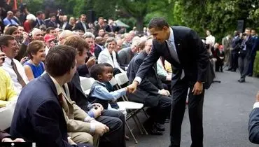 عکس/ احترام اوباما به یک پسر بچه