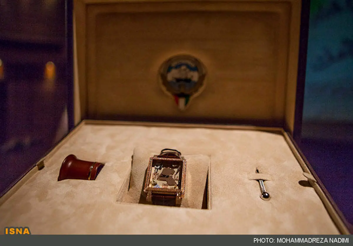 عکس/ ساعت اهدایی امیر کویت به احمدی‌نژاد