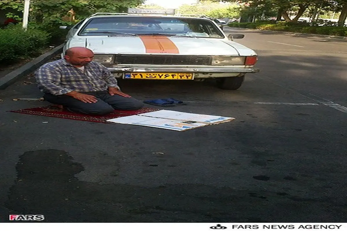اقامه نماز راننده تاکسی در کنار خیابان/تصاویر