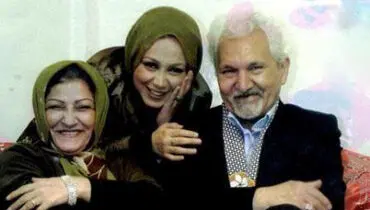 عکس/ بازیگر مشهور طنز در کنار پدر و مادرش