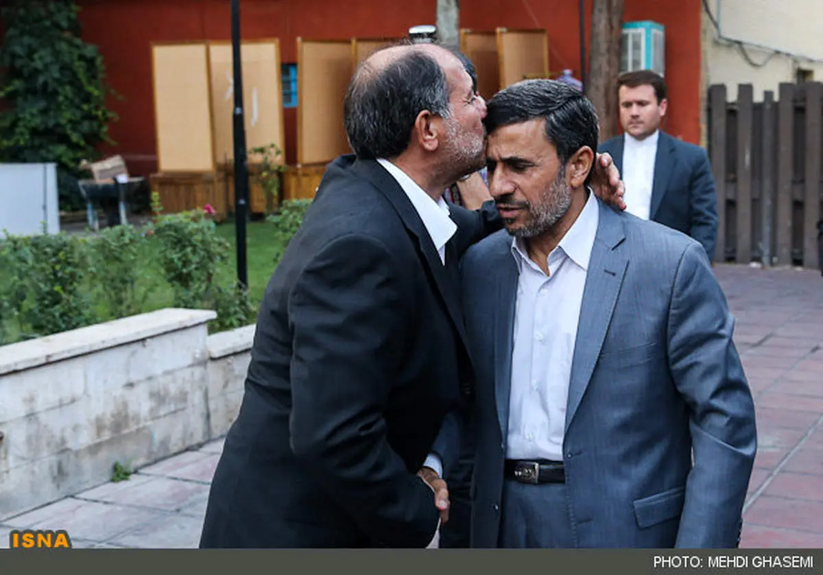 عکس/ بوسه نجار بر سر احمدی نژاد
