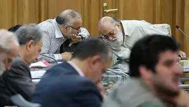 عکس/ صحبتهای درگوشی چمران وحبیب کاشانی در شورای شهر