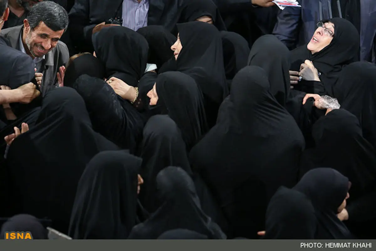 عکس/ درد و دل مادران و همسران شهدا با احمدی نژاد