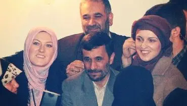 عکس یادگاری محمود احمدی نژاد با دو خانم