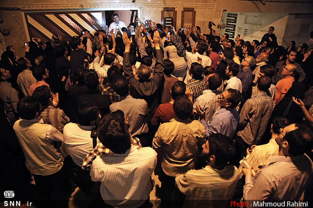 تجمع شبانه در برابر منزل احمدی نژاد