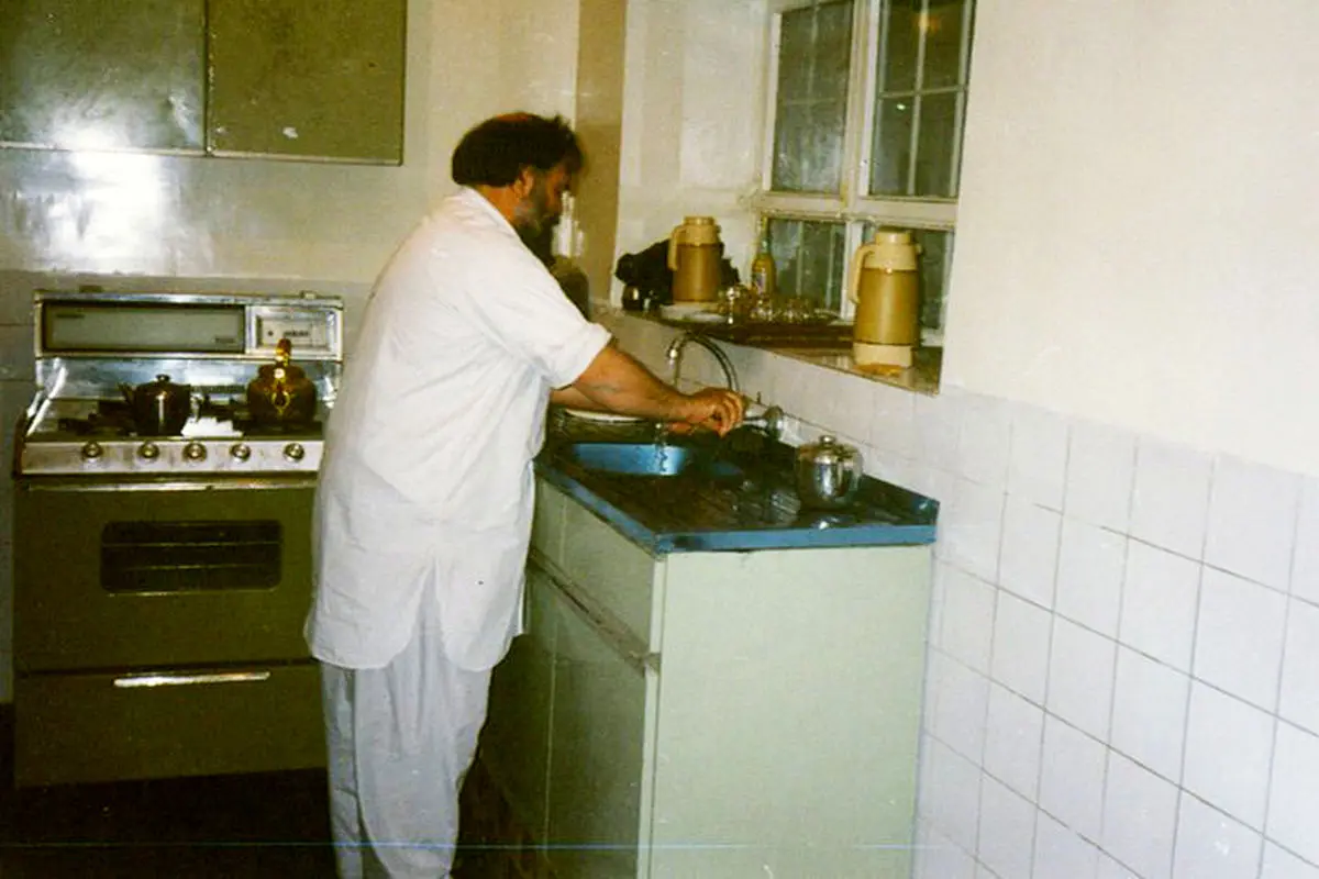 عکسی جالب از سیداحمد خمینی درحال شستن ظرف