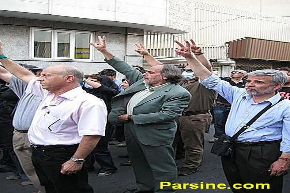 عکس: حضور مصطفی ملکیان در تجمع حامیان میرحسین در مسجد قبا