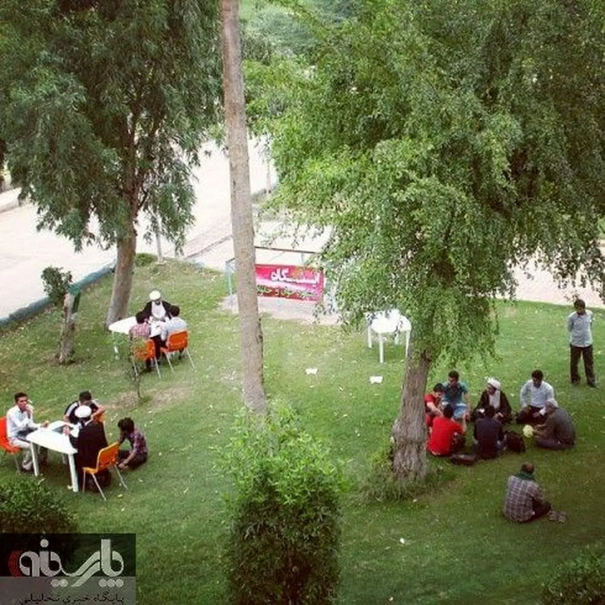 عکس/ استقبال تماشاگران فوتبال از حضور روحانیون در ورزشگاه‌ها