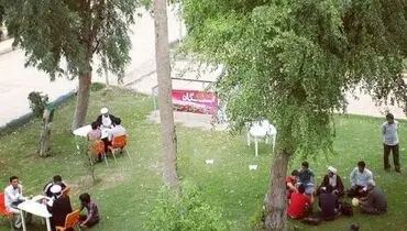 عکس/ استقبال تماشاگران فوتبال از حضور روحانیون در ورزشگاه‌ها