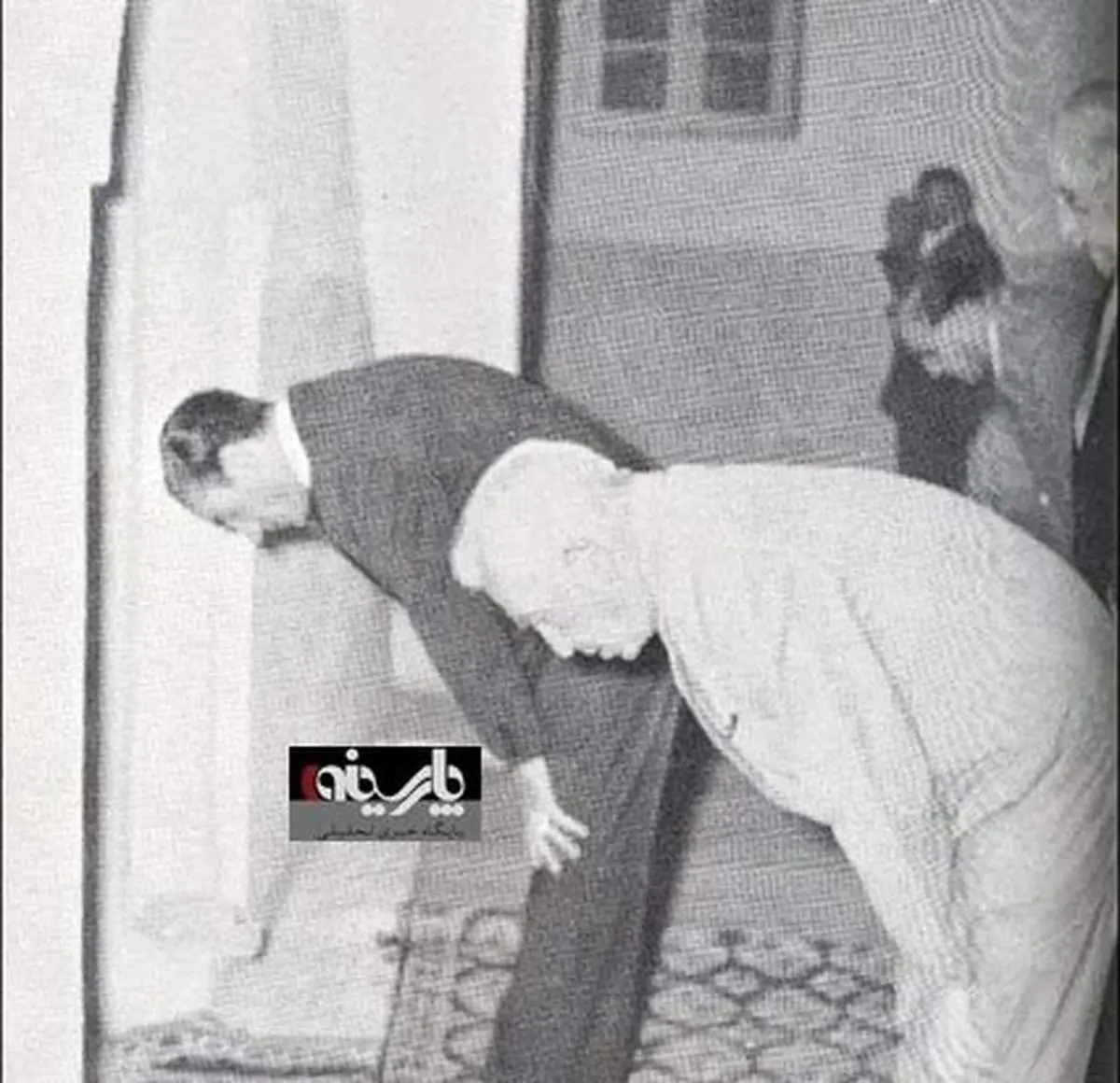 عکس/ نماز جماعت به امامت محمد رضا پهلوی!
