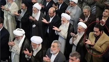 عکس/ مجری محبوب تلویزیون در صف نماز جمعه
