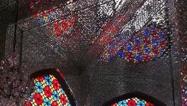 عکس: ضیافت رنگ و نور و آئینه در امامزاده هاشم رشت