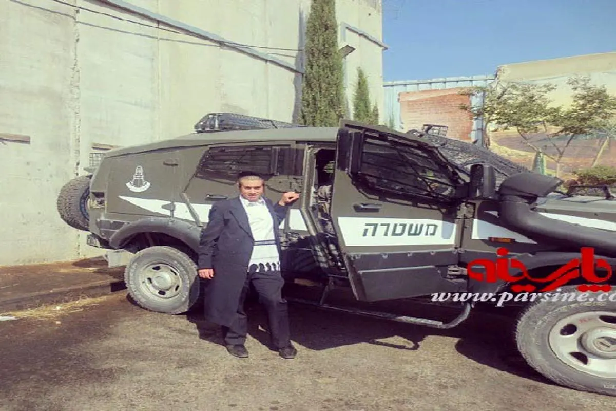 عکس/ خاخام اسرائیلی در کنار ماشین نظامی