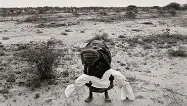 عکس/ مادری که فرزند خود را برای خاک سپاری آماده می کند