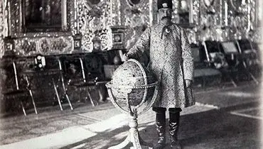 عکس/ ناصرالدین شاه در کنار کره جواهرنشان