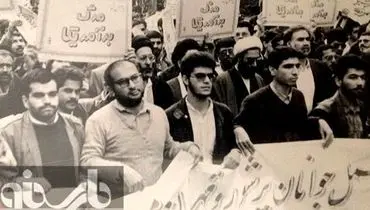 عکس:آقادوربینی در راهپیمایی 13 آبان سالهای دور!