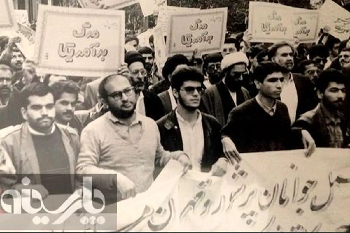 عکس:آقادوربینی در راهپیمایی 13 آبان سالهای دور!