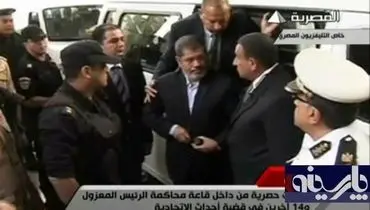 اولین عکس از حضور محمد مرسی در دادگاه
