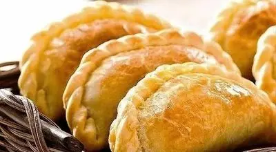 طرز تهیه پیراشکی پیتزایی خانگی با خمیر نرم و کشدار