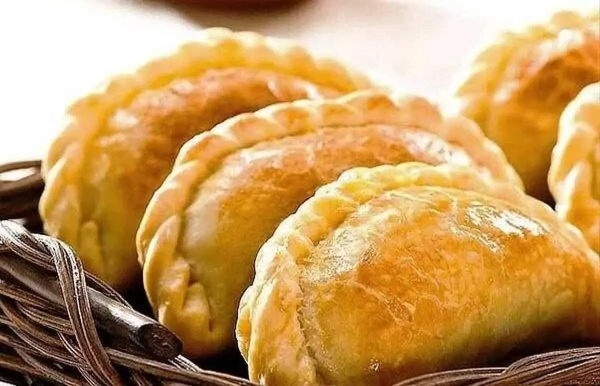 طرز تهیه پیراشکی پیتزایی خانگی با خمیر نرم و کش‌دار
