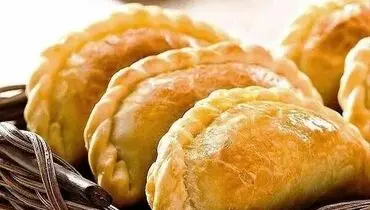 طرز تهیه پیراشکی پیتزایی خانگی با خمیر نرم و کش‌دار
