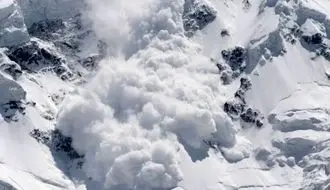 لحظه‌ای ریزش هولناک بهمن  در دل هیمالیا! + فیلم
