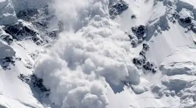 لحظه‌ای ریزش هولناک بهمن  در دل هیمالیا! + فیلم
