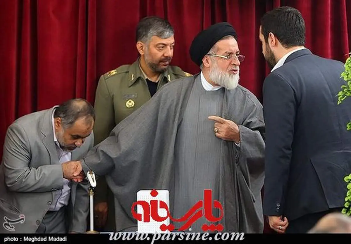 عکس/ دستبوسی رئیس بنیاد شهید