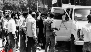 عکس: آیت الله طالقانی در جمع محافظانش قبل از اقامه نماز جمعه/1358
