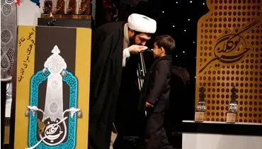 دستبوسی شهاب مرادی از یک مداح خردسال